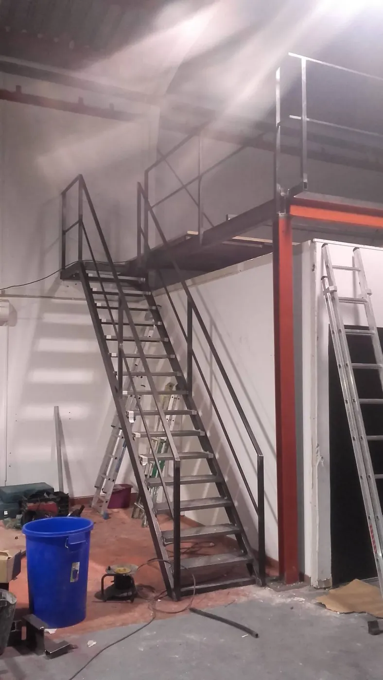 Altillo con escalera metálica para nave