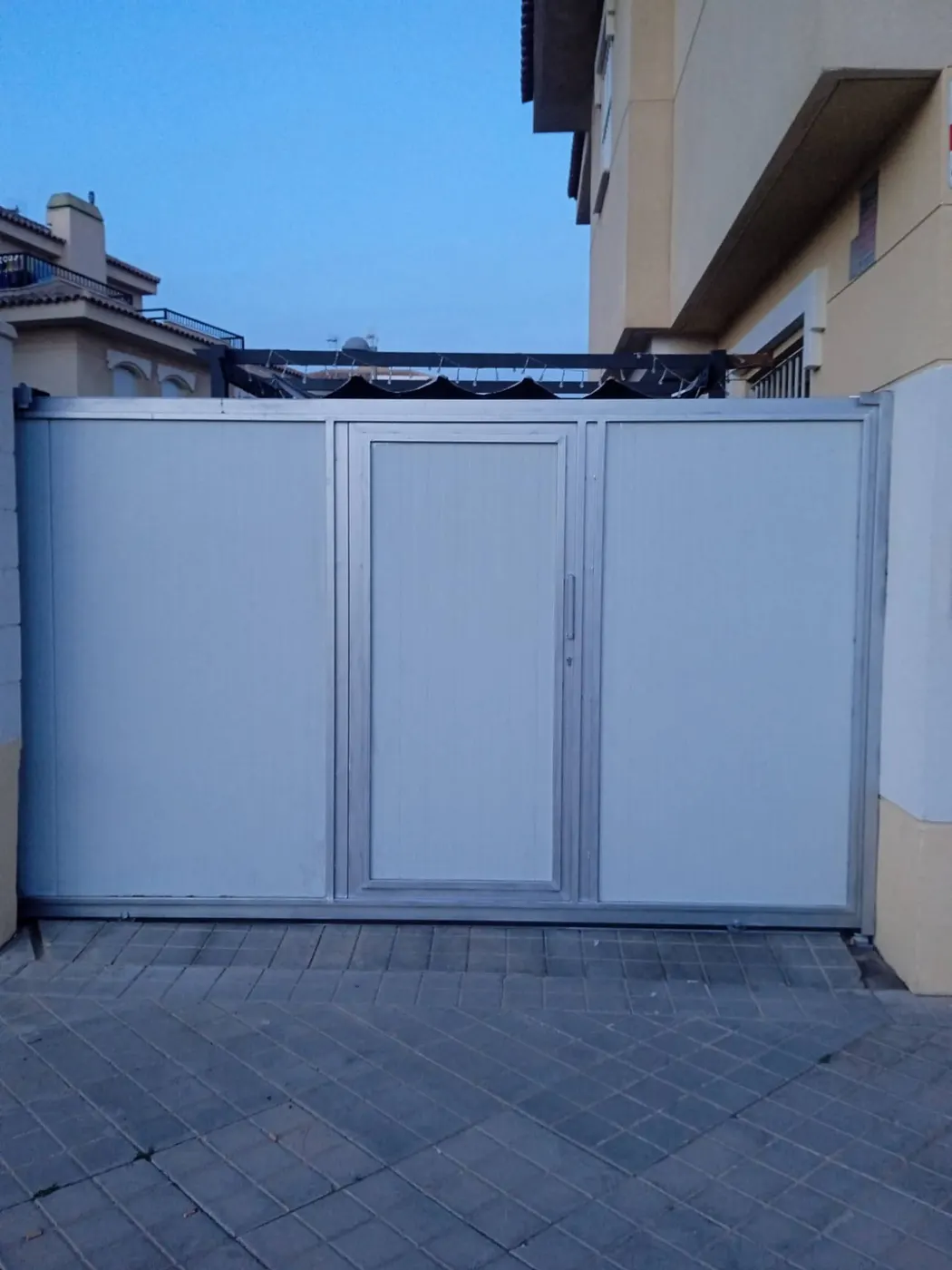Puerta corredera de garaje con puerta peatonal