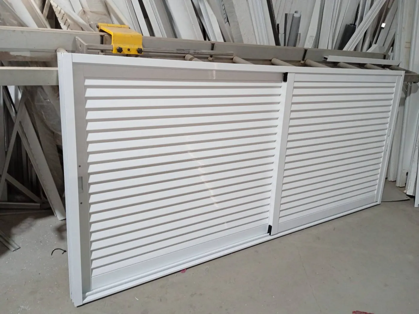 Puerta de lamas de aluminio lacado en blanco